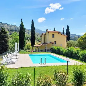 https://casa-giulia-reggello.it-tuscanyhotel.com